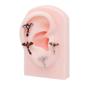 Boucles d'oreilles ailes de chauve-souris gothique avec croix et gemme de coeur