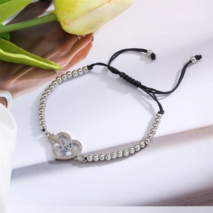 Détail du bracelet réglable cœur et flèche avec cristaux et perles argentées