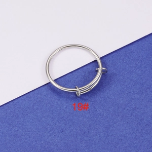 Detailweergave van de zilveren verstelbare roestvrijstalen ring met maatlabel negentien