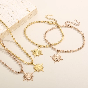 Vue détaillée des colliers en or 18K et or rose avec pendentif étoile et chaîne à billes