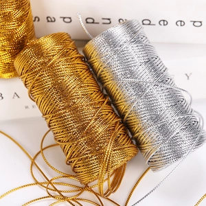 Dettaglio del cordoncino metallico oro e argento da 1,5 mm per confezioni regalo