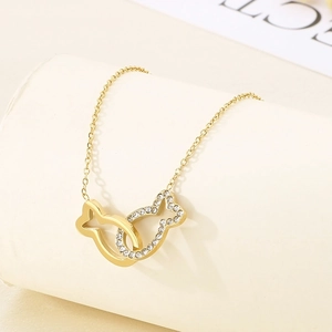Elegante collana in acciaio inossidabile dorato con pendente a doppio pesce e strass