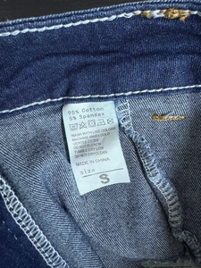 Primo piano dell'etichetta di lavaggio con 95% cotone e istruzioni per la cura dei pantaloncini
