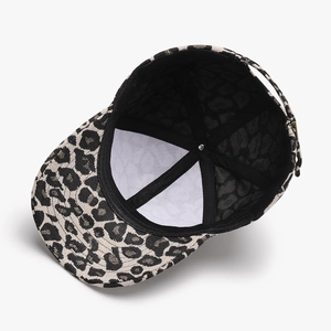 Vue intérieure d'une casquette de baseball à motif léopard avec doublure noire
