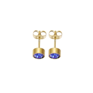 Détail de boucles d'oreilles en acier doré avec pierres de naissance bleu foncé