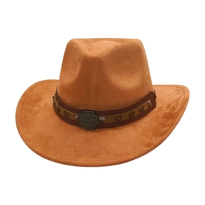 Chapeau de cowboy marron en daim avec rivets étoilés et bande décorative sur fond blanc