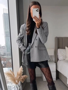 Damen Herbst Blazer mit Doppelreiher-Karomuster kombiniert mit schwarzem Rollkragen und Lederhose