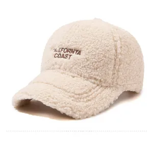 Detailansicht der beigen Fleece-Baseballkappe mit California Coast-Stickerei