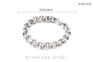 Vue détaillée du bracelet gourmette en acier inoxydable avec maillons à facettes géométriques