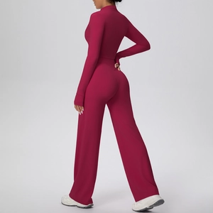 Détail de l'ensemble de yoga bordeaux avec poignets passe-pouce et pantalon large