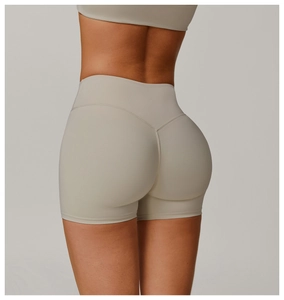 Makroaufnahme der V-förmigen Naht an High-Waist Yoga-Shorts für Push-up-Effekt