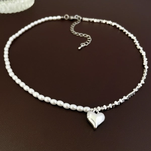 Collier élégant en perles et billes argentées avec pendentif cœur sur cuir brun