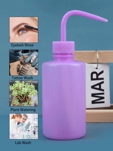 Détail macro du flacon de rinçage en plastique violet avec buse incurvée de précision