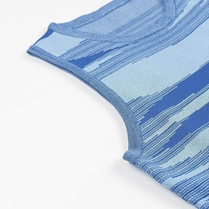 Gros plan détaillé sur la texture en tricot bleu et la couture du col de la robe
