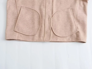 Detailansicht der zwei großen Vordertaschen dieser rosa Wollkurzjacke für Damen