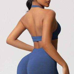 Détail du pantalon de yoga bleu foncé à taille haute en V et tissu en maille sans couture