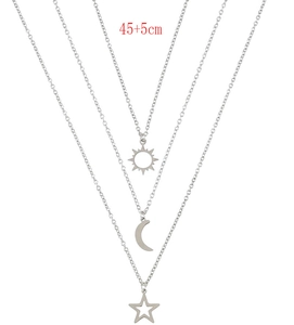 Détail du collier triple rang en acier inoxydable avec pendentifs soleil lune et étoile