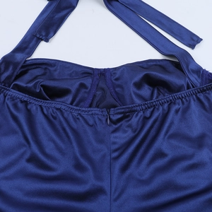 Dettaglio dell'abito in raso blu con zip invisibile sul retro ed elastico posteriore