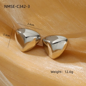 Macro shot of silver heart earrings with dimensions 2.6cm x 2.3cm and mirror polish finish