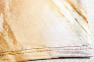 Détail de couture à double aiguille et tricot tie-dye marron sur le poignet