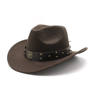 Chapeau de cowboy western en feutre marron foncé avec bande cuir et emblème tête de taureau