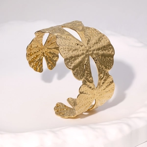 Bracelet jonc ouvert en acier inoxydable plaqué or 18k avec texture de feuille de ginkgo