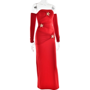 Detailansicht des roten gerafften Bodycon-Kleides mit goldenen Seesternen an Brust und Taille