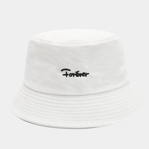 Détail de la broderie Forever et des coutures sur un bob en coton blanc pur