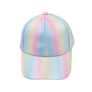 Detaillierte Ansicht einer bunten Tie-Dye-Baseballkappe mit schimmernder Glitzertextur