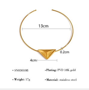 Vista dettagliata del girocollo geometrico a triangolo dorato con placcatura in acciaio 18K