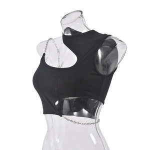 Detail eines schwarzen gerippten Crop-Tops mit Taillenausschnitt und Metallketten-Trägern
