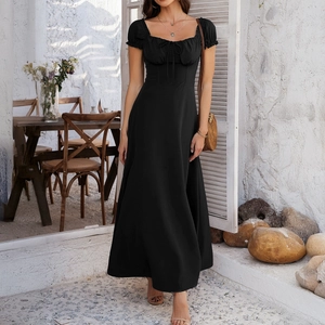 Elegantes schwarzes Kleid mit Verpuffärmeln, eckigem Ausschnitt und Schnürung im Urlaub