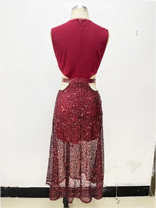 Vue détaillée du dos d'une robe bordeaux à paillettes avec découpe à la taille et éclat