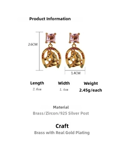 Détail de la boucle d'oreille fer à cheval avec tête de cheval et zircon rose doré