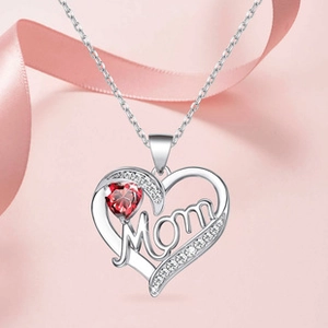 Zilveren harthalsketting met Mom-letters, rode edelsteen en zirkonia als cadeau-idee