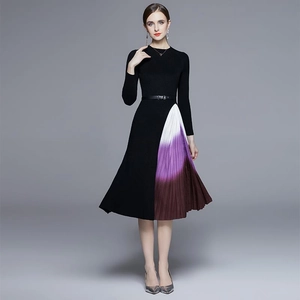 Robe élégante en maille plissée dégradé violet avec manches longues et ceinture fine