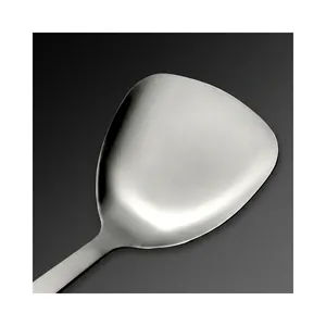 Gros plan d'une spatule en acier inoxydable avec bord poli arrondi pour plus de sécurité
