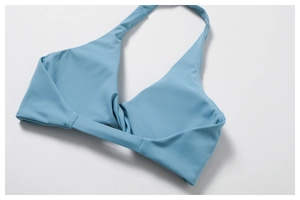 Vue détaillée du soutien-gorge de yoga bleu ciel avec nœud torsadé élégant à l'avant
