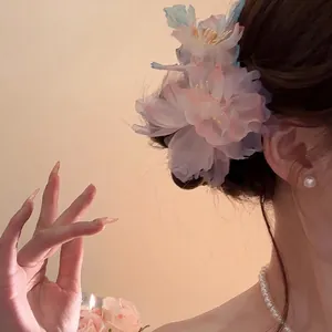 Fermaglio per capelli a fiori in rete con nappe di perle e petali sfumati rosa-azzurro