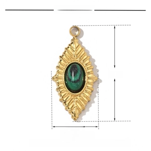 Dettaglio dimensioni del ciondolo 21mm in acciaio inossidabile dorato e pietra verde