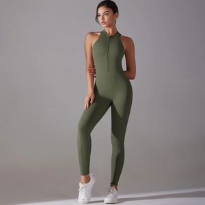 Détails du col zippé et du design dos nu d'une combinaison de yoga vert olive gainante