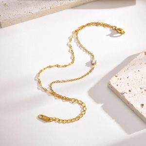 Detail of gold-plated stainless steel chain with zircon pendant and lobster clasp