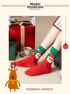 Dettaglio calze natalizie in lana con motivo Babbo Natale e colori festivi rosso e verde
