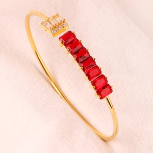 Gouden open armband met kleurrijke rode zirkoon en sprankelende kleine witte diamanten