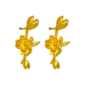 Élégantes boucles d'oreilles fleur en or mat avec design floral vintage et fini dépoli