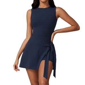 Robe de tennis 2-en-1 bleu marine avec ceinture nouée et short de sport intégré