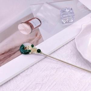 Épingle à cheveux chinoise élégante avec boucle de paix vert foncé et tige dorée