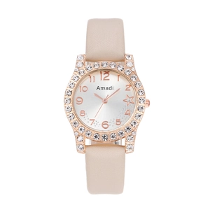 Dettaglio della lunetta con strass oro rosa e del cinturino in pelle beige dell'orologio