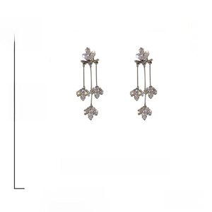 Detailansicht der Quastenohrringe mit Größe 4x1,2 cm und 925er Silbernadelsymbol