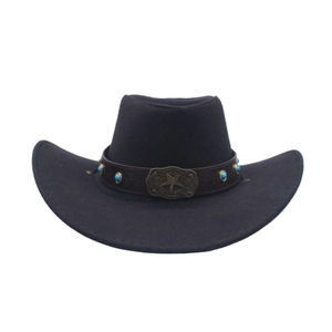 Détail d'un chapeau de cow-boy avec bande en cuir brun, perles bleues et boucle étoile